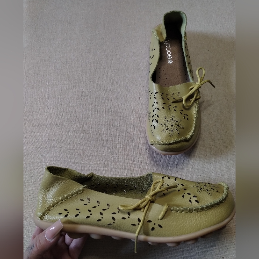 Socofy NWOT mustard yellow leather floral slip on flats